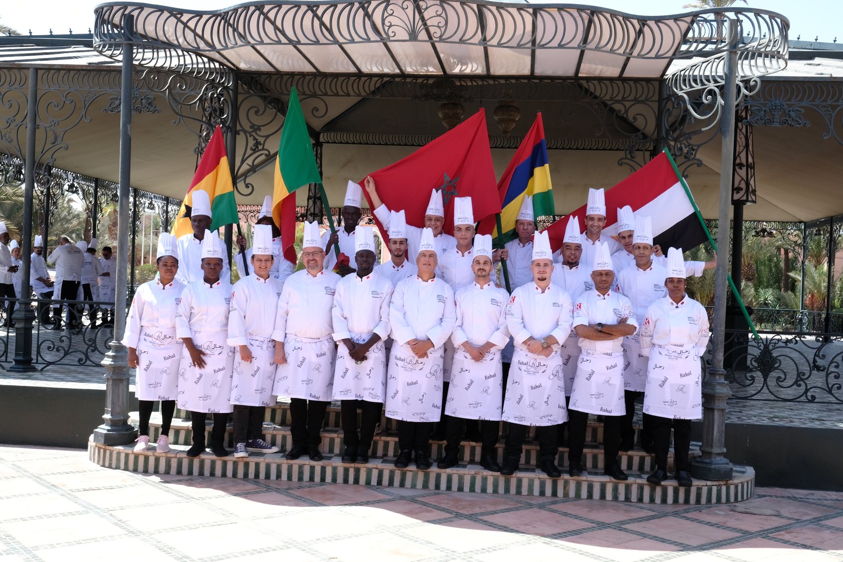 Délégations réunies sous le kiosque, drapeaux des pays engagés, édition 2024, Marrakech