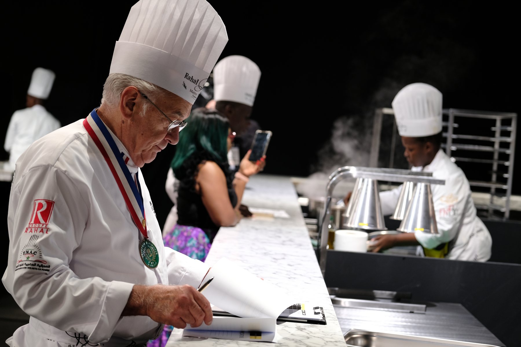 Membre du jury notant une prestation au passe, Bocuse d'Or Afrique 2024, Marrakech