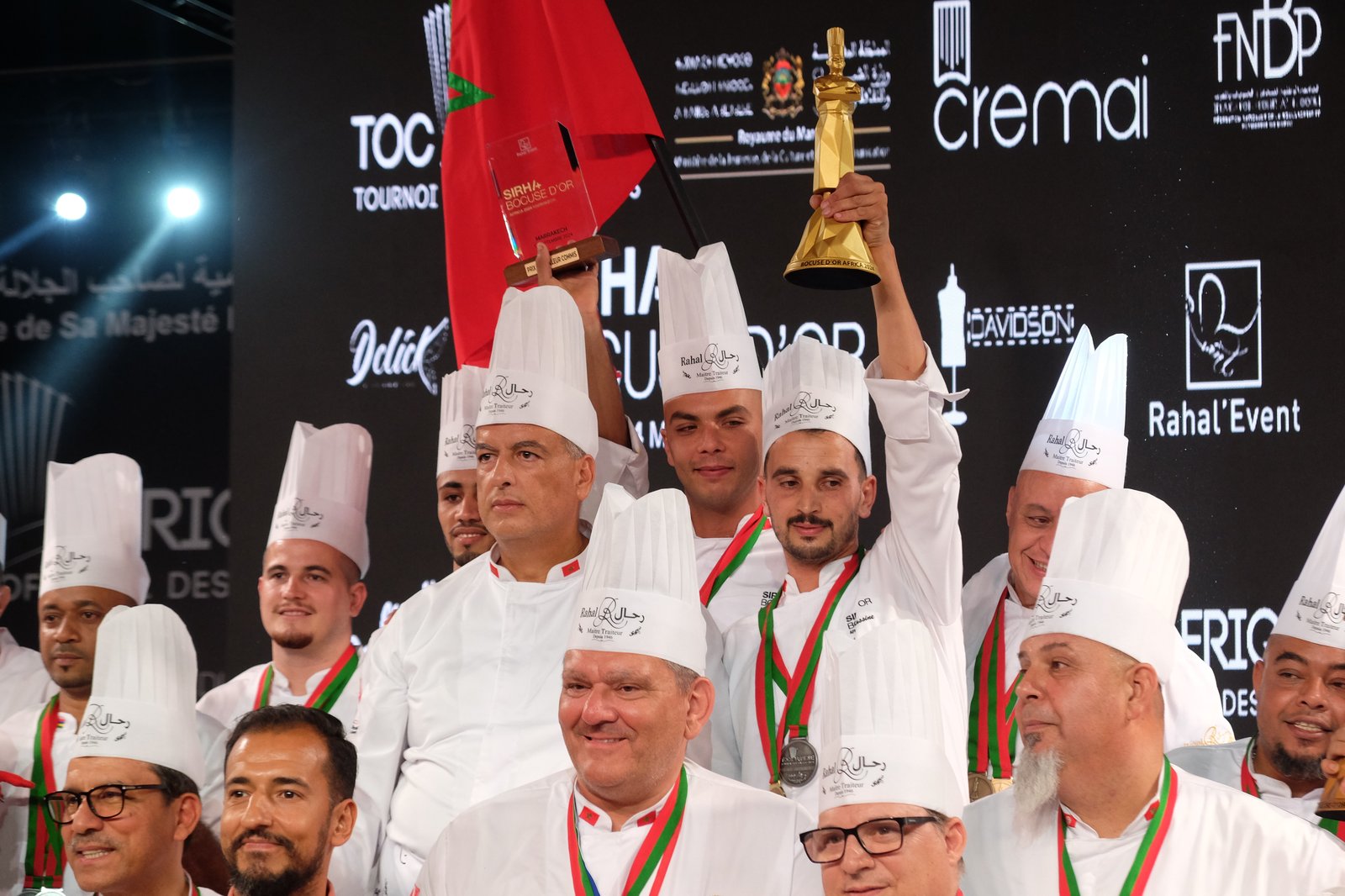 Le trophée Bocuse d'Or Afrique levé par l'équipe gagnante, Marrakech 2024